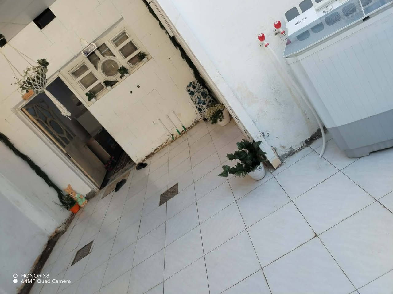 سلام عليكم بيت للبيع نضيف ومرتب
ثاني بيت عن التبليط مساحت البيت 120 متر 
يحتوي على غرفة وصاله ومطبخ واستقبال وصحيات بيت جاهز من كلشي ماعوزه شي 
سعر 49 وبي مجال قليل 
***********
