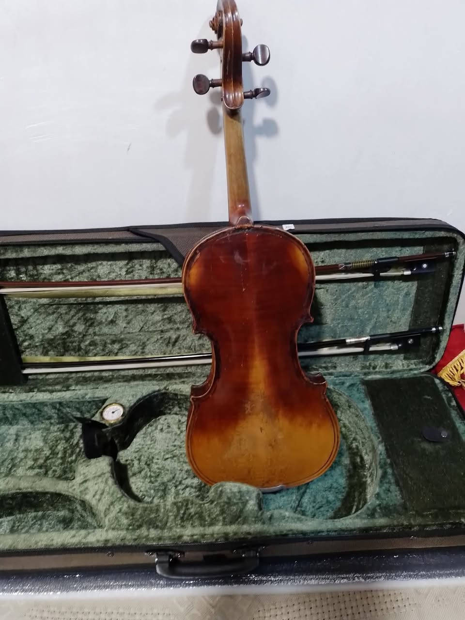 كمان ألماني نوع ماجيني  قديم جداً يتراوح ما بين "150 سنة إلى 200" سنة بحالةجيدة جداً وصوت رائع يوجد فطر في الجهة اليمنى من الوجه تم تصليحه في ألمانيا ( صبغ شركة)
محتوياته 
طخم توماستيك وغزال ماجيني اصلي وسمكة توماستيك مع جنطة مربعة واقواس عدد اثنان ودامر توماستيك اصلي 
للاتصال ***********
