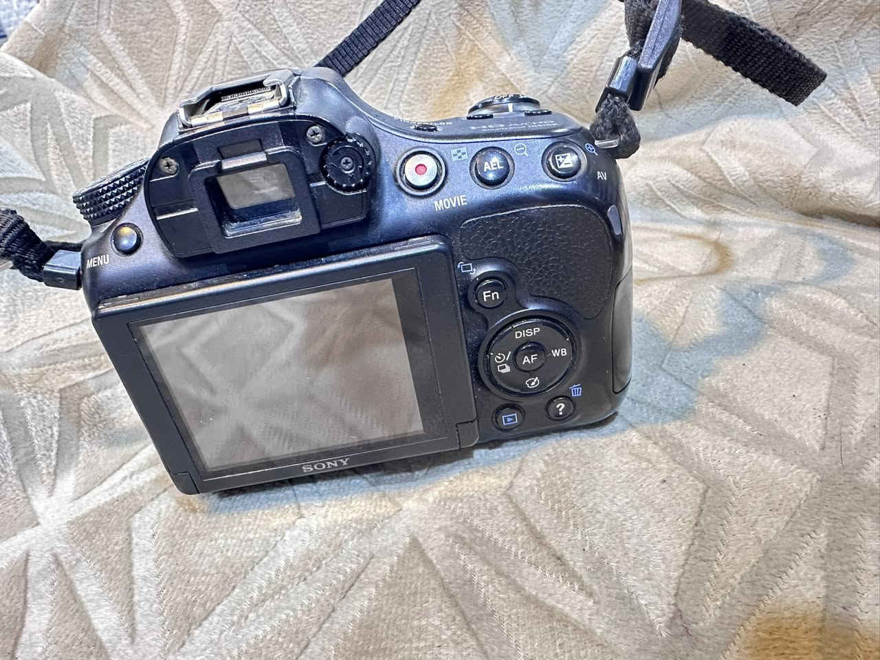 سلام عليكم اخوتي كامره للبيع سوني D58نضافتهة ٩٠ بالميه الكامره ملحقاتهة شاحن وحزام كتف وجنطة كتف الكامره عارضهة (300) الف وبيهة مجال عنواني ديالى الخالص واكو خدمة توصيل 
***********

‭٠٧٧٥ ٣١٥ ٧٣٤٨‬
