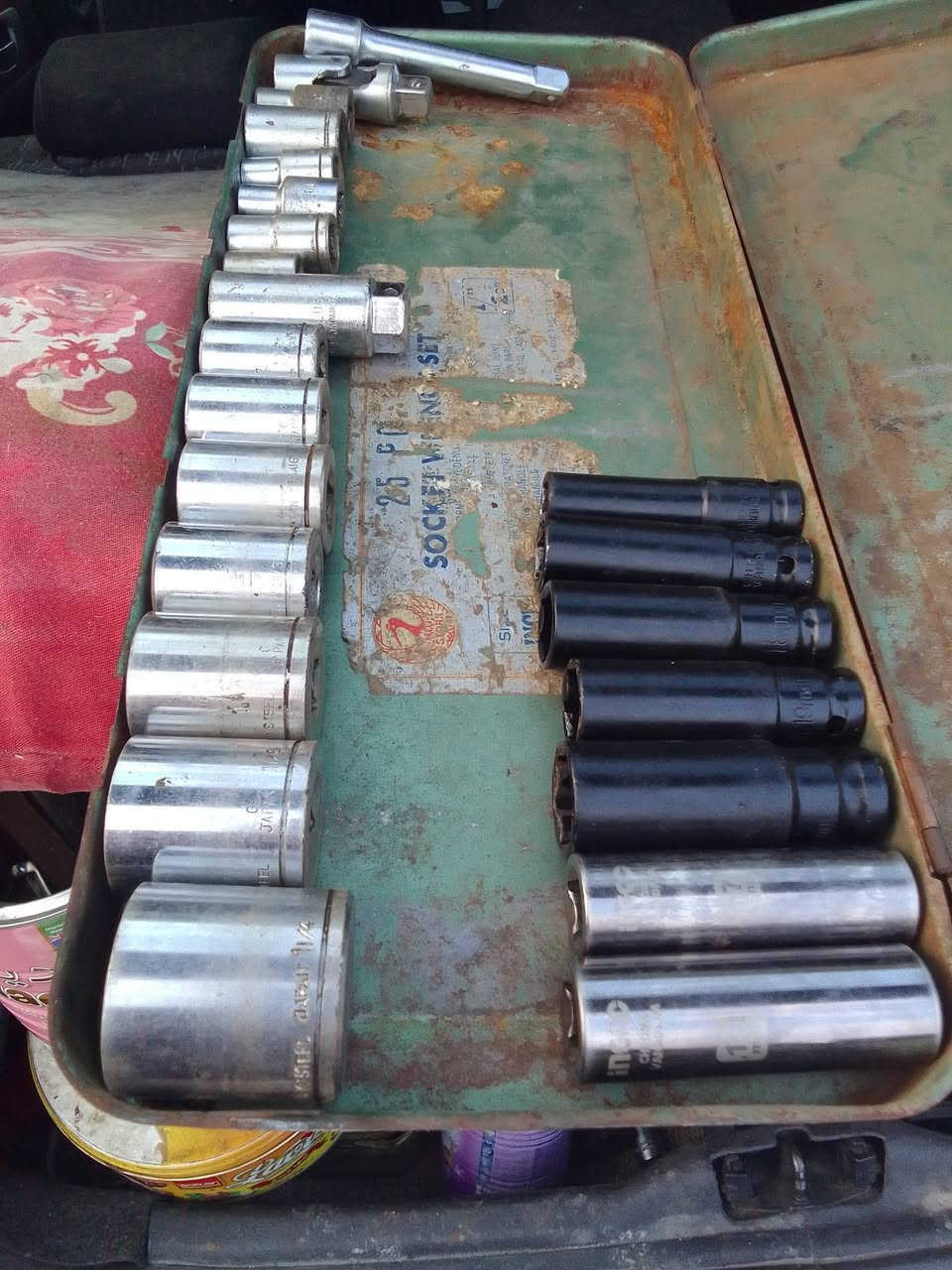 السلام عليكم عدة بهذا الشكل ياباني اصلي مؤسسة ثمانينات ستل ستيل ابو النص قياس بالانج العدد ١٤ قطعة مع ٢ قطعة ١٣,١٩ ملم الماني مع ٢ قطعة انجيكو ١٧,١٩ ملم  والسود ١٤,١٧,١٨,١٩,٢١ ملم السعر ٢٥ الف بدون عملة مكاني حي العامل *********** وات ساب
