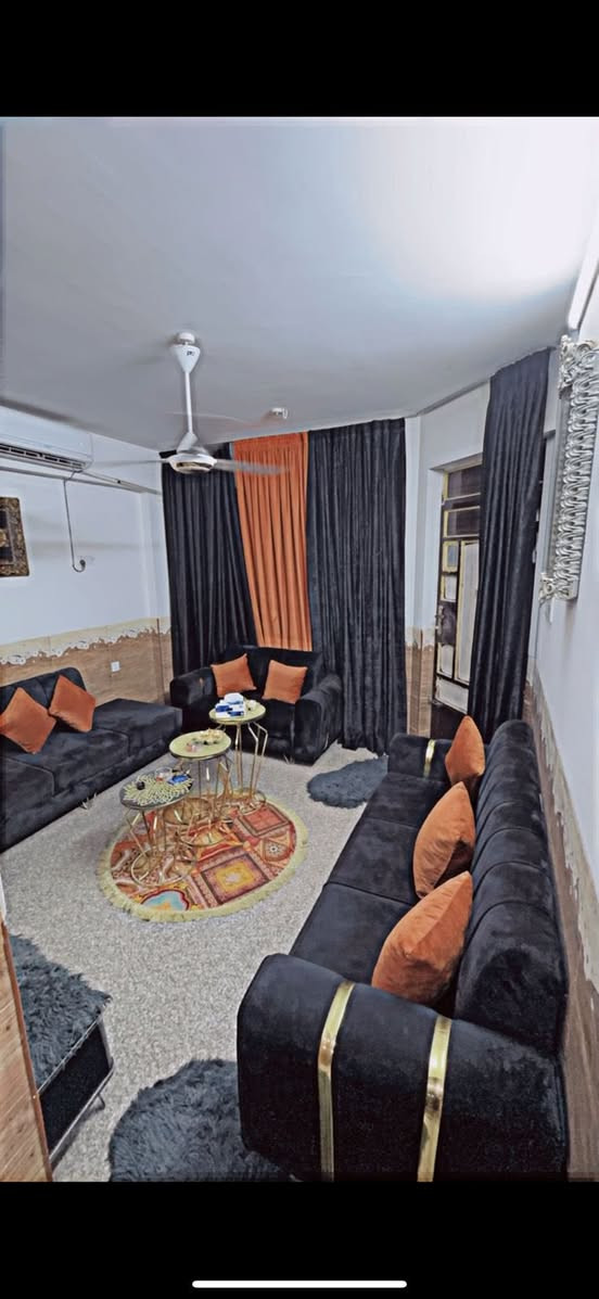 الشقه مؤثثه من كل النواحي انترنت وصاله وغرف ومطبخ كامل يعني اثاث مابي نقص سكن عوائل شركات طلاب مكانها الكراده داخل فرع دجاج فارس اي استفسار اخر رقمي *********** وناخذ دلاليه من المؤجر اجارها الشهري مليون وربع
