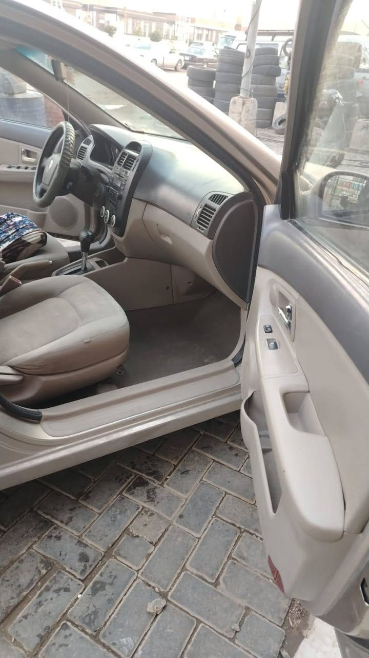 السلام عليكم 
للبيع فقط كيا اسبكترا 2009 
سيارة جديدة وحادثه فقط قطعتين صبغ باب وجاملغ 
السائق مكينه كير مكفولات وباقي تفاصيل مبينه بالصور 
مكان السيارة كربلاء 
للتواصل ***********
