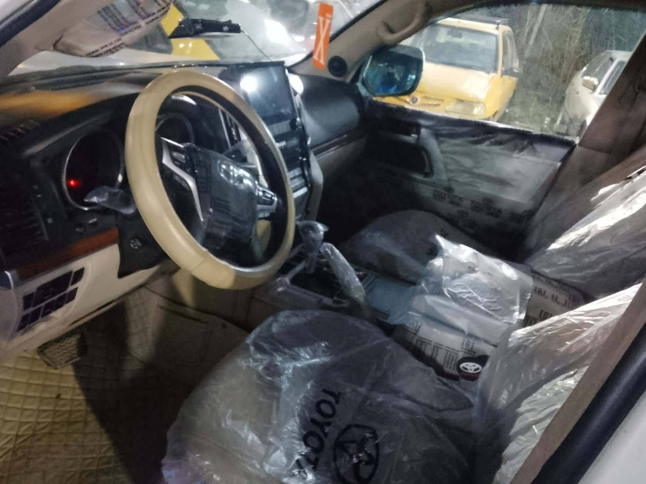 سلام عليكم البيع لاندكروز موديل 2009 محدث داخل وخارج 21  تحديث اصلي صبغ حزام رقم بغداد نكليزي سنويه 2030 مكين 8سلندري مكين وكير وتبريد كفال حداديه تخم تاير كهربا كله جاهز  سعر 260  وبيه مجال الشراي مكاني بابل ‏‪***********
