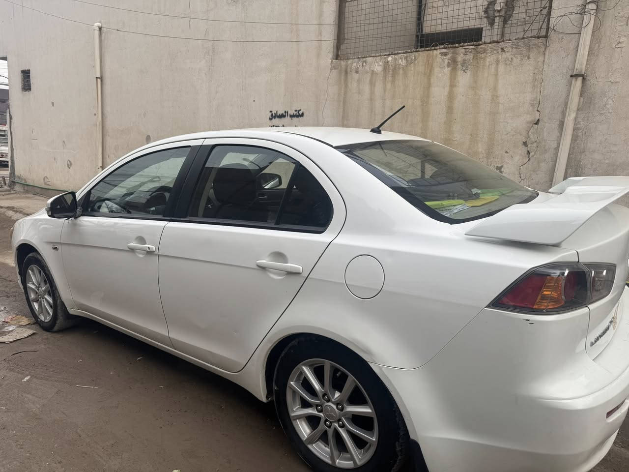 سيارة لانسر قرش ٢٠١٦
سيارة نضيفة كعدتها كلش حلوى ما ناقصها شي ما بيها ضربة صبغ صغير موجود با السونار و البقية السيارة ما بيها صبغ مواصفاتها تحكم استيرن فتحة اشاير مري شاشة اني شادلها سبايدر يعني بيها اهواي مواصفات حلوى محركها ١٥٠٠ تجي و تشوفها للسيارة سعرها ١١٨ و بيها مجال 
مكاني حي القاهرة 
للاستفسار على الرقم ***********
