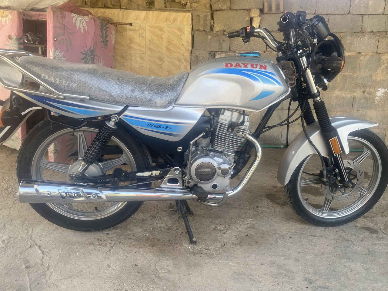 سلام عليكم شباب دراجه
دايون للبيع موديل 21 كلك 
بيه بليته ورقم شاصي الدراجه نضيفه. 
كل نقص مابيه السعر 750 الشراي بي خير ويدلل 
مكاني  ابي غرق قرب سيطرت ام الهوى 
ما متواجد بلفيس تصل ع خط ***********
