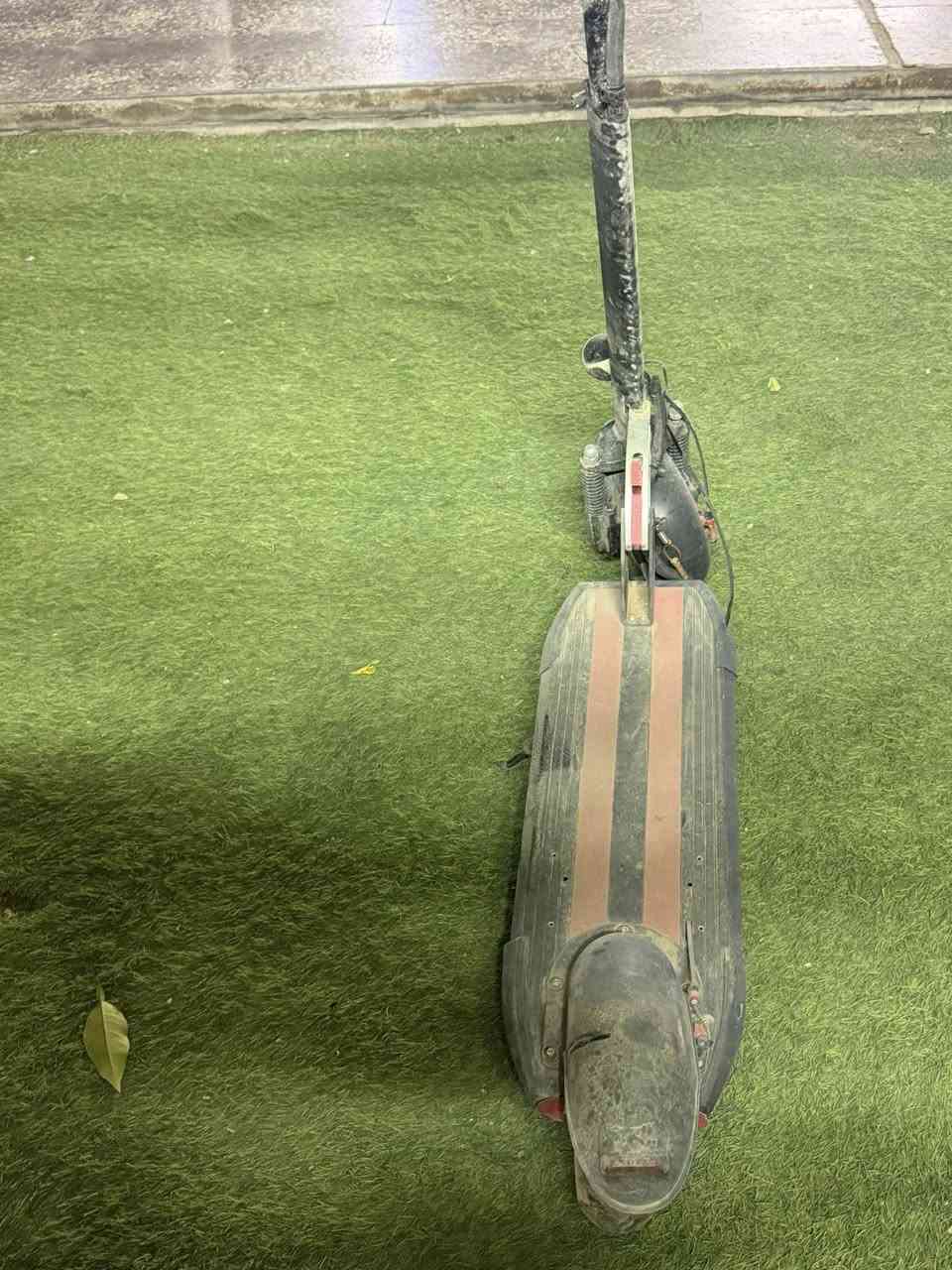 سلام عليكم  سكوتر كهربائي للبيع  يتحمل وزن 150 كيلو سكوتر نضيف اشتريتة و ضميتك يحتاجلة فقط بطارية هورن لايت تايرات جوب  ليس كثير من انضمة القيادة و شاحنتة موجودة للاستفسار:•*********** متواجد واتس العنوان زيونة شارع الربيعي
