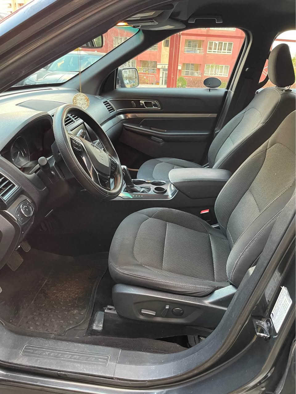 فورد اكسبلورر 2019 XLT 
محرك 3500
ماشية 100 الف ميل 
بصمة 
تشغيل عن بعد
شاشة كبيرة 
رادار بالمراية
صندوق كهربائي 
كاميرا وحساسات 
رقم جديد وسنوية جديدة 
الضرر قطعتين باب السايق والخلفة
السعر: 182$
مكان السيارة في السليمانية
رقم الهاتف *********** السليمانية, العراق
