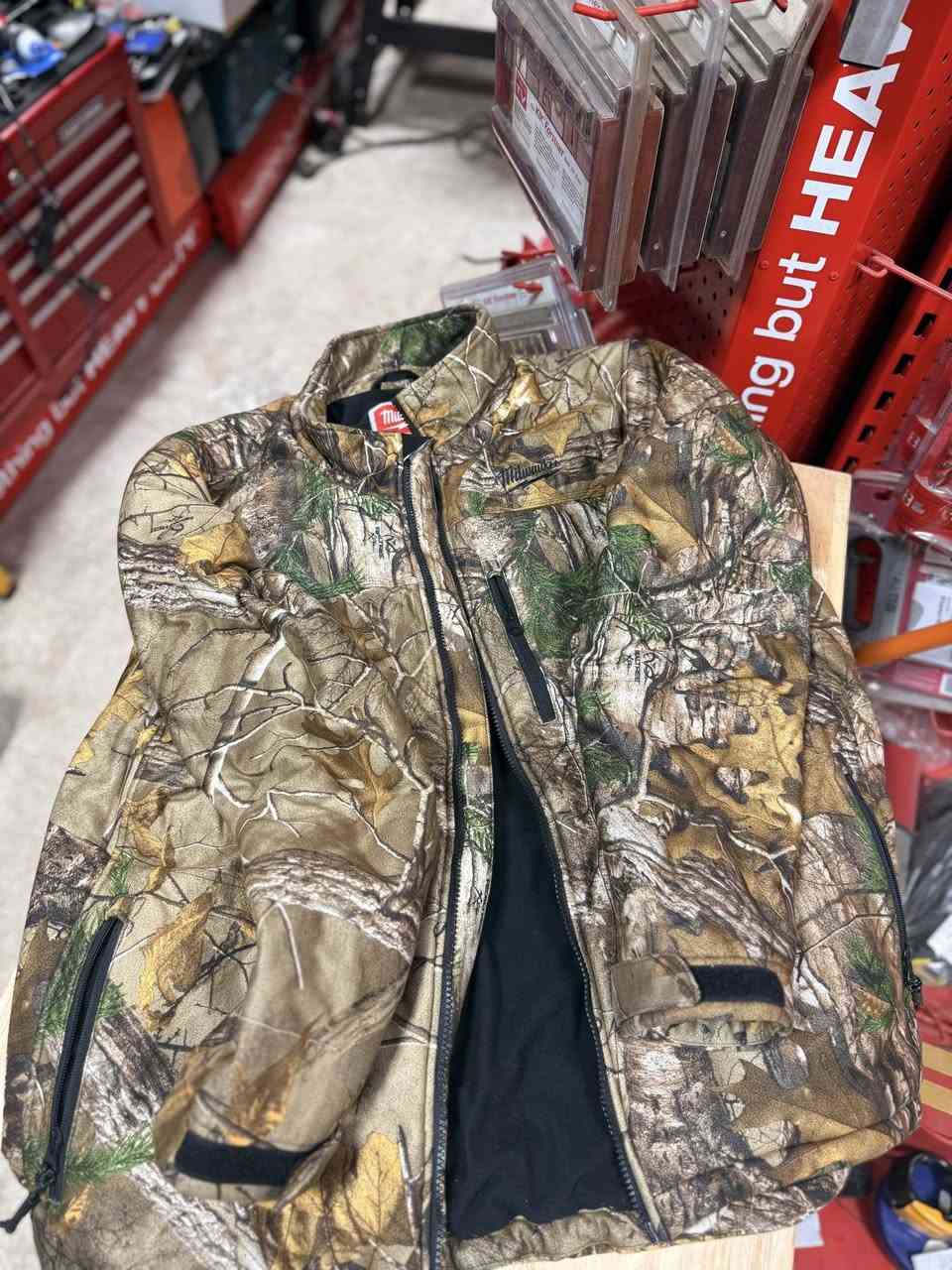 قمصله ميلوكي شحن 
لون عسكري مميز
قياس xl
متوفرة كاملة او فارغة مع ادبتر
للاستفسار خاص او واتساب
***********
