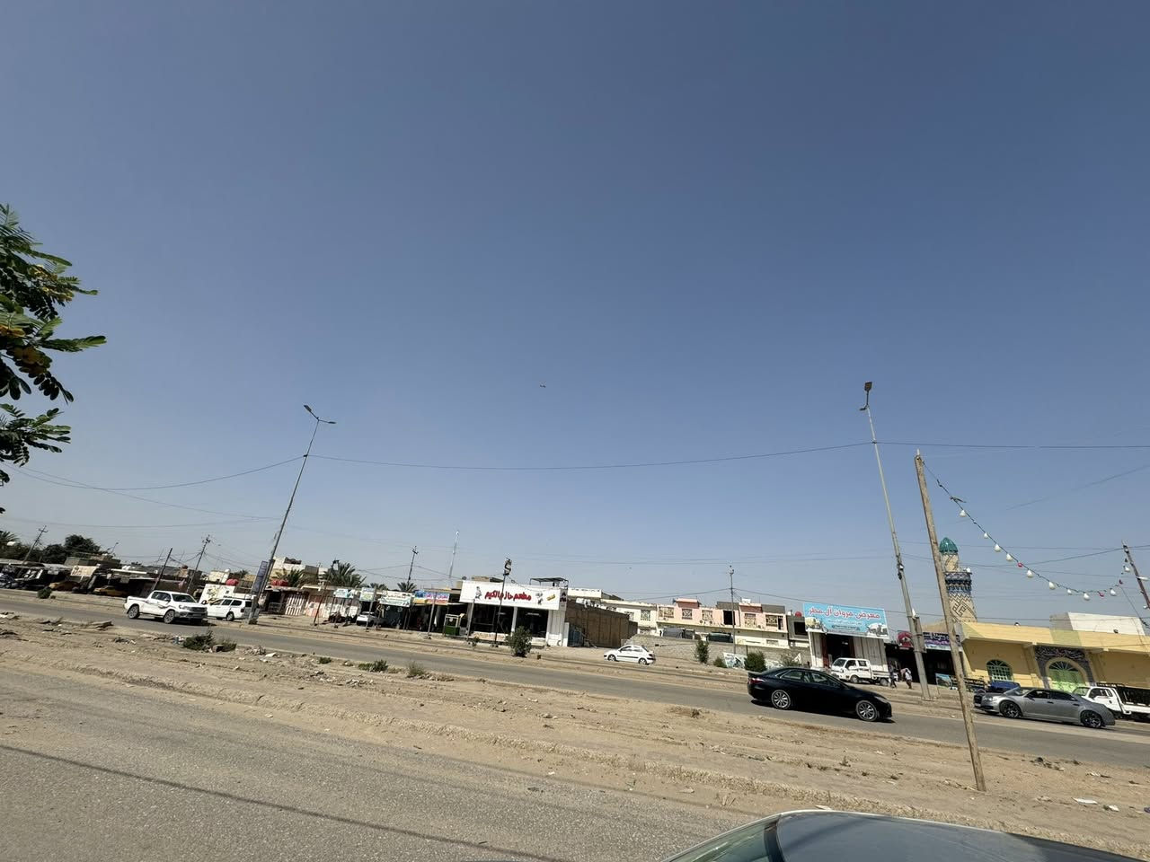 الهم صلي على محمد وآل محمد 
دار تجاري للبيع طابو صرف
موقع الحمزه الشرقي على الشارع العام مقابل مطعم حازم الكيم
المساحه 250
طابقين مسلح بناء
 حديث
محلات عدد ٢
الطابق الأرضي
مطبخ
وصاله
وغرفه
وأستقبال
ومناور على داير البيت 
ومجمع صحيات..
وصحيات خارجيه

الطابق الثاني
 صاله
وغرف عدد ٣
ومجمع صحيات

الطابق الثالث فقط سطح ومخزن كبير 

السعر خاص واتساب 
***********
