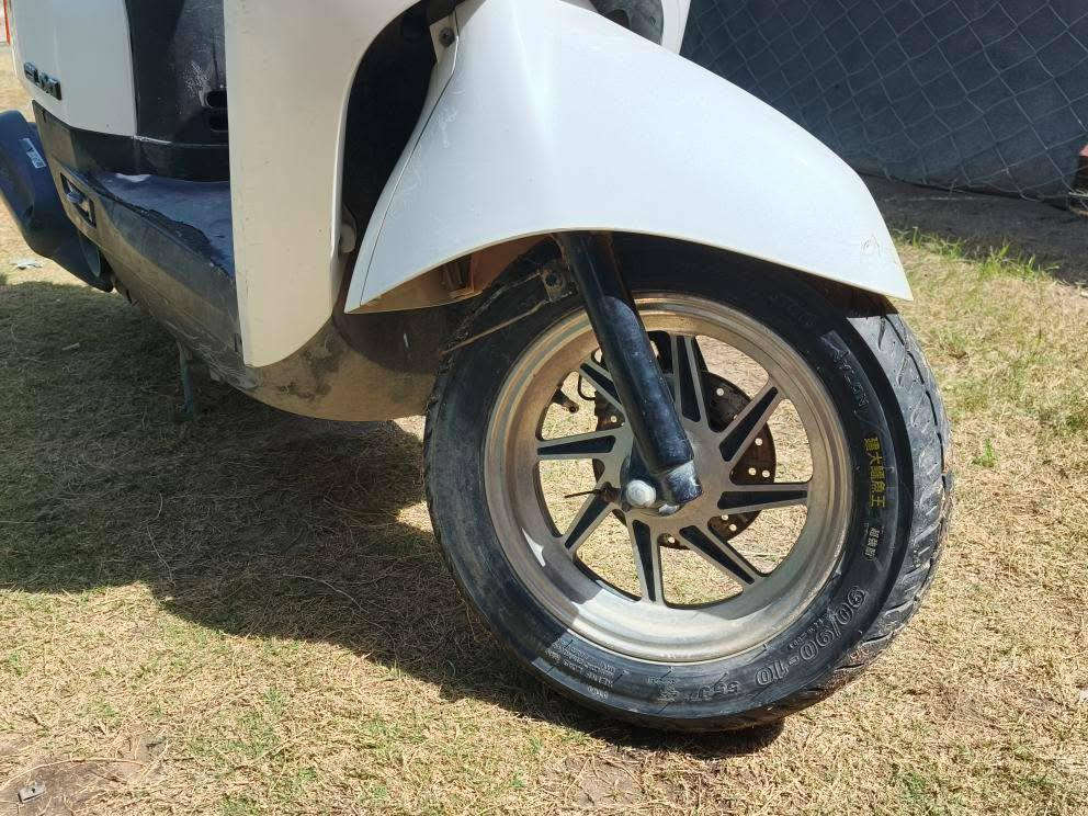 سلام عليكم 
ماكس بوليس ابيض
رمبه ختم واحد
تايرات90/100/10
وياله امامي خلفي رياضي
نكره سلف
هندر ،سلف
كامله مناقصها برغي واحد كامله مكمله من كل النواحي 
الدراجه مطابه يم فيتر ابد على حاله الوكاله برغي ما مفتوح بيها
مكاني بغداد الدوره
رقم الهاتف ***********
السعر 850 وبي مجال بسيط جدا حك جيتك
