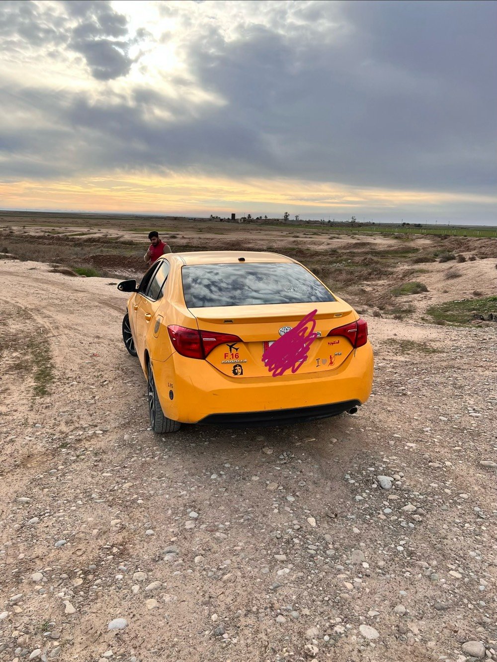 سيارة تويوتا يارس صفراء للبيع موديل حديث. السيارة نظيفة جداً وتعكس لمسة رياضية بأسلوبها. الداخلية مريحة ومجهزة بأنظمة تحكم سهلة الوصول ومظهر جذاب. مناسبة للاستخدام في المدينة أو السفر لمسافات طويلة.