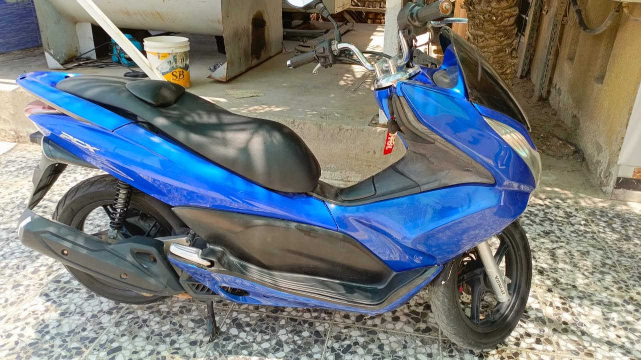 سلام عليكم دراجة PCX جيل اول دراجة ابلادي شرط نظافة دراجة مال رمبه موديل (18)  ماشيه 20 الف حقيقي. أوراق المعرض موجوده جديده 1 مليون و 4 اربع ميه

رقم: ***********
