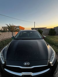 من رخصت الادمن سياره سيراتو موديل ١٩خليجي محرك ١٦٠٠دوش بيه بس باب سايق...