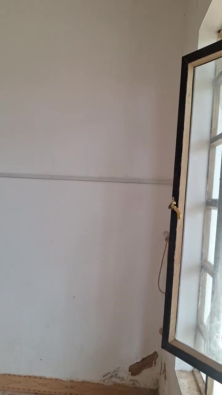 سلام عليكم
🏡بيت طابق ثاني للأيجار مكون من ... 
غرفتين2+ ⚡️
مطبخ+⚡️
 صاله+ ⚡️
استقبال+⚡️
حمام.+⚡️
. البيت نضيف كلش مثل مموضح بالفديو ..المكان الديوم المربع الذهبي قرب جامع الحق المبين للأستفسار***********
               ***********
