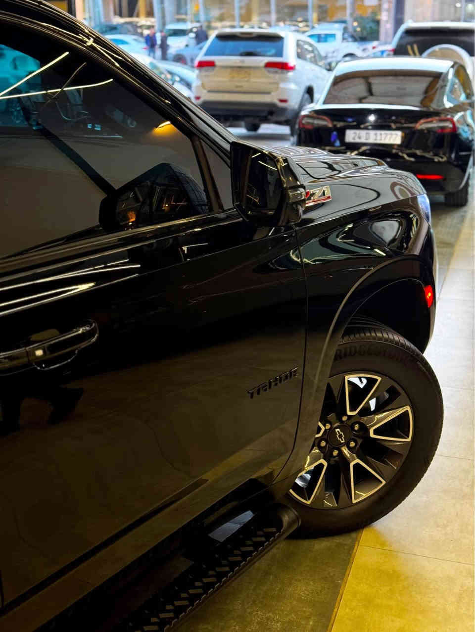 Tahoe 2021 Z71 
تاهو 2021 بدون صبغ 
سيارة خليجي 
فولل فول اوف رود 
محرك 8 سلندر 5300 
واحد على واحد 
سيارة بيه اربع اماكن بي دي ار 
باقي كله اب شرط 
سعر مناسب 430 ورقة 
مكان سيارة اربيل 
واتساب *********** أربيل, العراق
