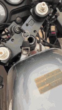 قرش 600 للبيع عليه ادامه كامل باتري دهن  ونواعم كلها  نگره سلف     حط بانزين وطلع  سعر 10 ورقات ومراوس سيبي  400 هم  مكان كركوك  
***********
