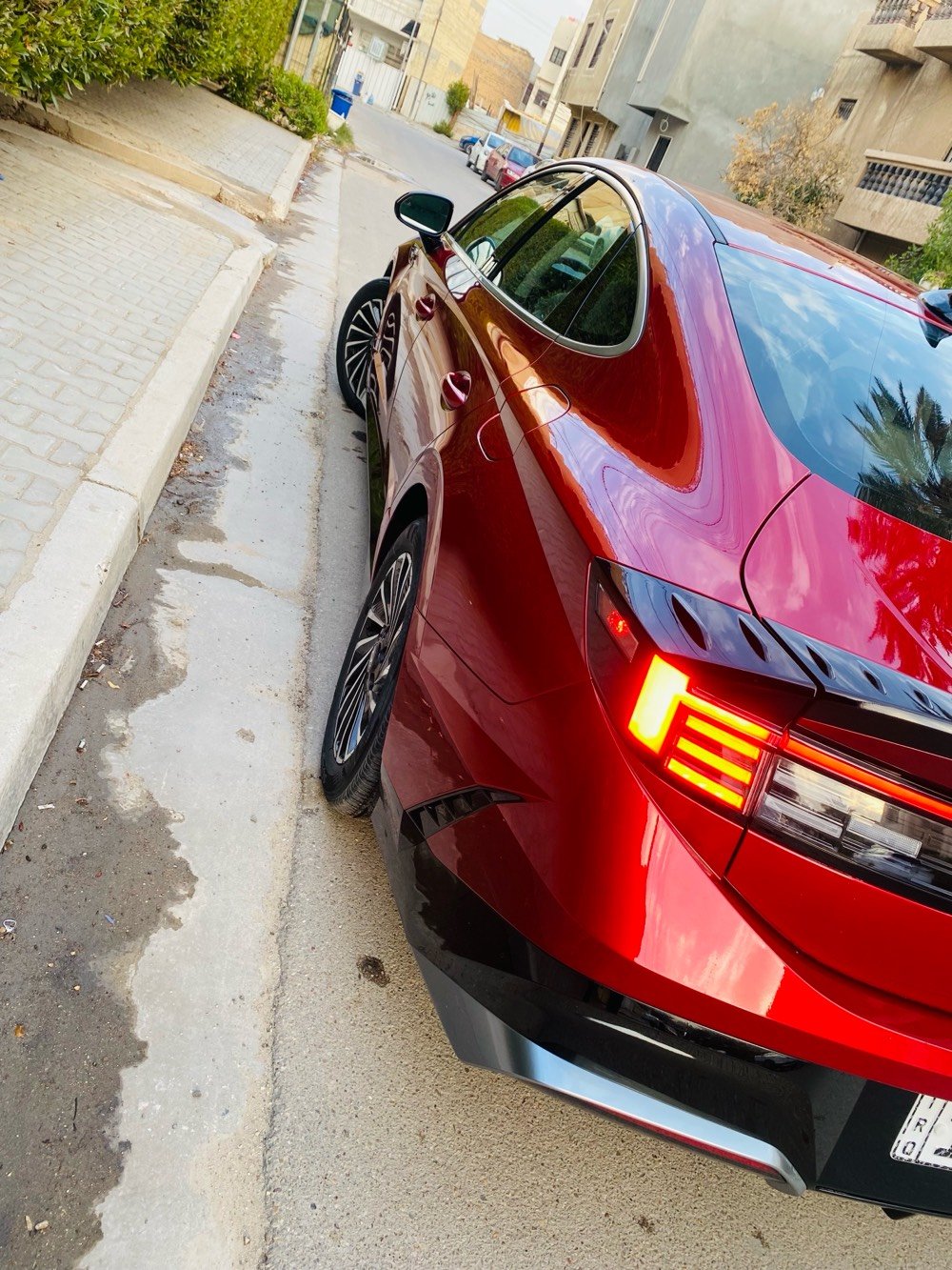 هونداي سوناتا هايبرد 2024 
 HYUNDAI Sonata hybrid  2024
🚘وارد امريكي بيها فقط بارد وتكحيل بلبنيد دعامية مبدلة 
🚘 الممشى 18,000km  
🚘 موديل 2024 
⚙️ حجم المحرك 2.0L  هجين 🌿
⚙️ مرتبط بناقل حركة أوتوماتيك 
⚙️ يبلغ عزم الدوران 393 نيوتن/ متر 
🐎 بقوة 195 حصان 🐎🐎
🔑 مفتاح التشغيل بصمة 
🚗 دفع ثنائي FWD 
‼️ اريل نفكيتر 
📍رادار امامي 
📍رادار خلفي 
📍رادارات جانبية  
💡لايت زينون + LED متصل 
🔦️ بك لايت LED متصل 
🚘 دخول بصمة ذكي 
🛞 حجم الاطار 215/55R17
🛞 ويل كب 17
🛞 4 دسك
🛞 حساسات ضغط الاطارات 
✨️ المرايا قابلة للطي 
🎈عدد AIR BAG 6
🚗 هاند بريك كهرباء 
🚗 ا ABS 
🖥 دشبول شاشة
🖥 شاشة 
📷 كاميرا دوارة 
💡الانارة الداخلية LED 
⭕️ مقود جلد حياكة 
🛣 مثبت السرعة Cruise 
🎶 المودات والاوامر الصوتية 
🎶ا Bluetooth    
🔋شاحن هاتف Wireless 
⚡️مخرج منفذ الطاقة 
🔍فحص نظام السيارة 
💺تتسع المقصورة ل 5 ركاب
💺المقاعد مخمل ابيض
💺حركة المقاعد الأمامية كهرباء 
‼️ المرآة الوسطية أوتو دم 
❄️ تبريد شاشة مناخين منفصلين 
❄️ قطعتين تبريد 
❄️ تبريد خلفي
🚘 أوضاع القيادة Drive Mode 
🚘 أوتو هولد Auto Hold  
⛷️ نظام مانع الانزلاق 
🥤حاملات الأكواب
🚘 تطعيم الدواخل بالخشب الطبيعي 

 السيارة رقم بغداد بأسمي تحويل مباشر

السعر (220ورقة )بيها مجال بسيط

شاصي ؛ KMHL34JJ7RA099678
صور الحادث موجودة
للاستفسار :-***********
مكان السيارة بغداد الاعظمية