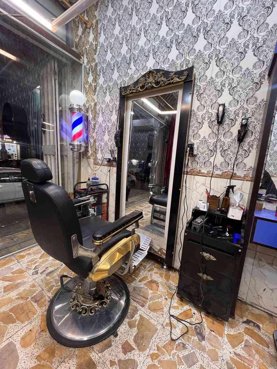 سلام عليكم غراض محل للبيع كامل شلعه
2 كراسي ملكي 
1 كرسي شبح
3 مرايات 
مغسله راس 
عارض 
 3قنفات 
 2سبالت
الي يحب يدخل خاص او الاستفسار على رقم ***********
