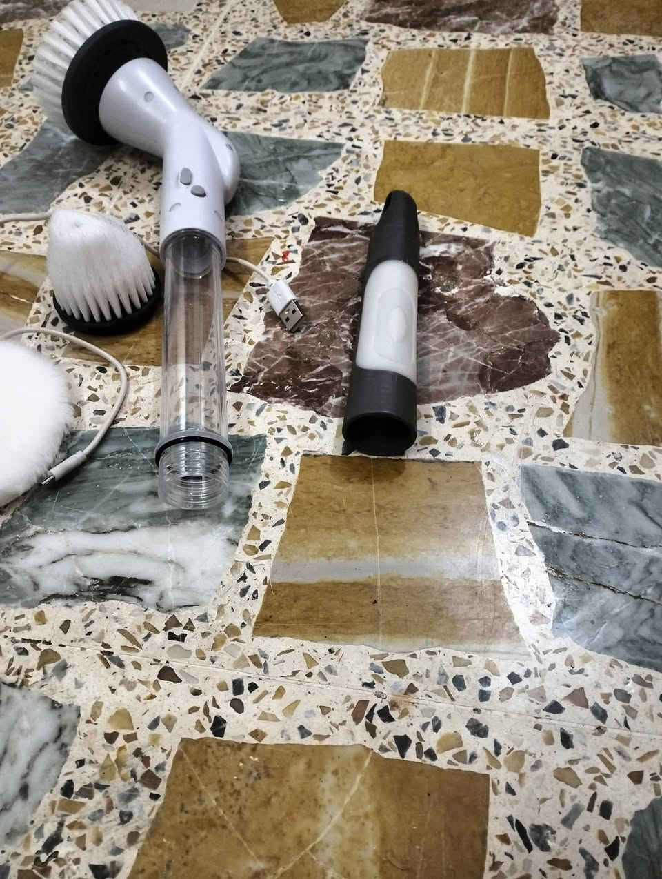 ممسحة تنظيف شحن غير مستعملة  مع عدة فرش السعر 15 الف
العنوان 
حي الشهداء  جيران صالون ريماس
بالقرب من اسوا سلام 
تخلي ببت طارق الگرمان بظهرك وتطلع عدل
رقم الموبايل ***********
ابراهيم حسن الصالح ابو بسام
