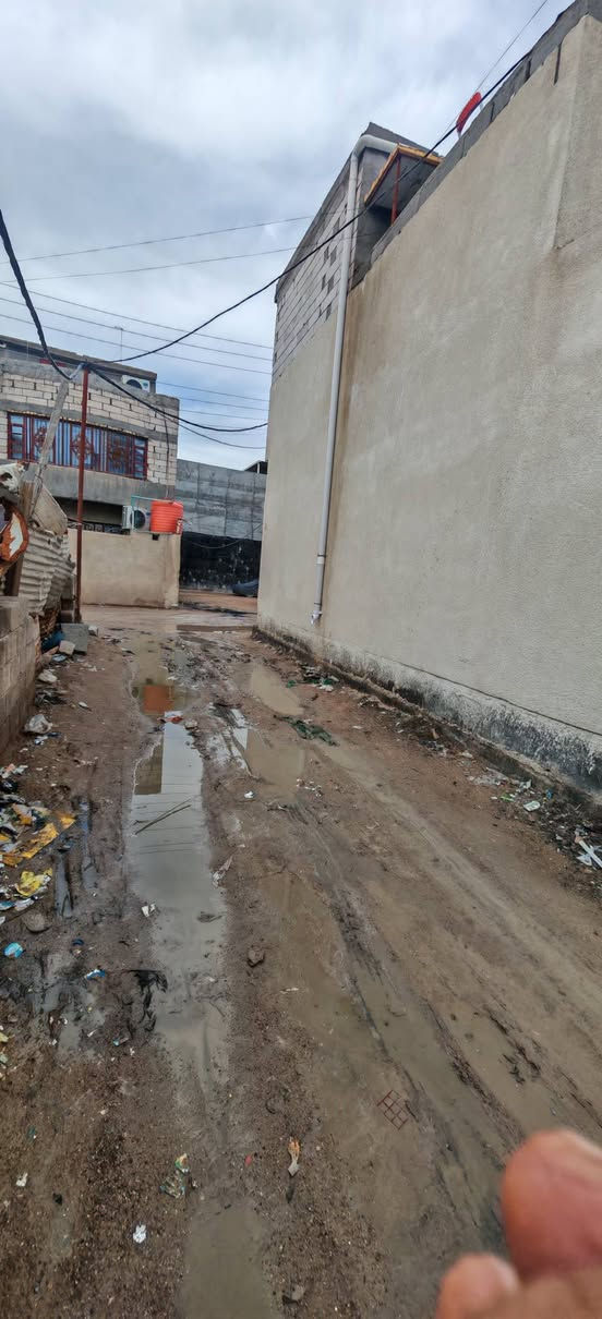 تحيه طيبه بيت للبيع 100متر مربع وقف سني مسجل يحتوي على غرفتين وصاله مطبخ *********** وديوانيه بناء جديد    العنوان ابي خصيب فجه العرب جوز موز يبعَد عن السايدين ٥٠٠متر السعر 70مليون وبيه مجال قليل ***********
