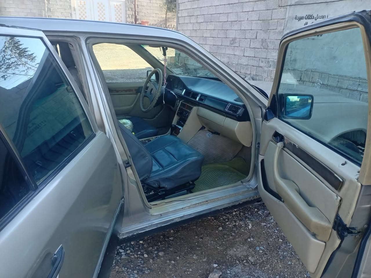 سلام عليكم   سيارة مارسدس دب رقم بغداد موديل 87    محرك بطه    سيارة  حلوه سعر 40 وبيه مجال  مكان السيارة  ديالى جلولاء    رقم الهاتف  ***********
