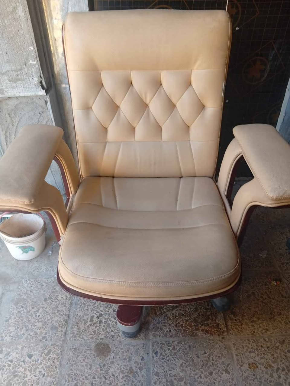 كراسي رئاسية نظيفة جدا  ، العدد يوجود ٦ كراسي ، التواصل ع الواتس اب فقط رجاءا الشراي واليفيدنه يتواصل ، *********** , العنوان نجف النجف, العراق
