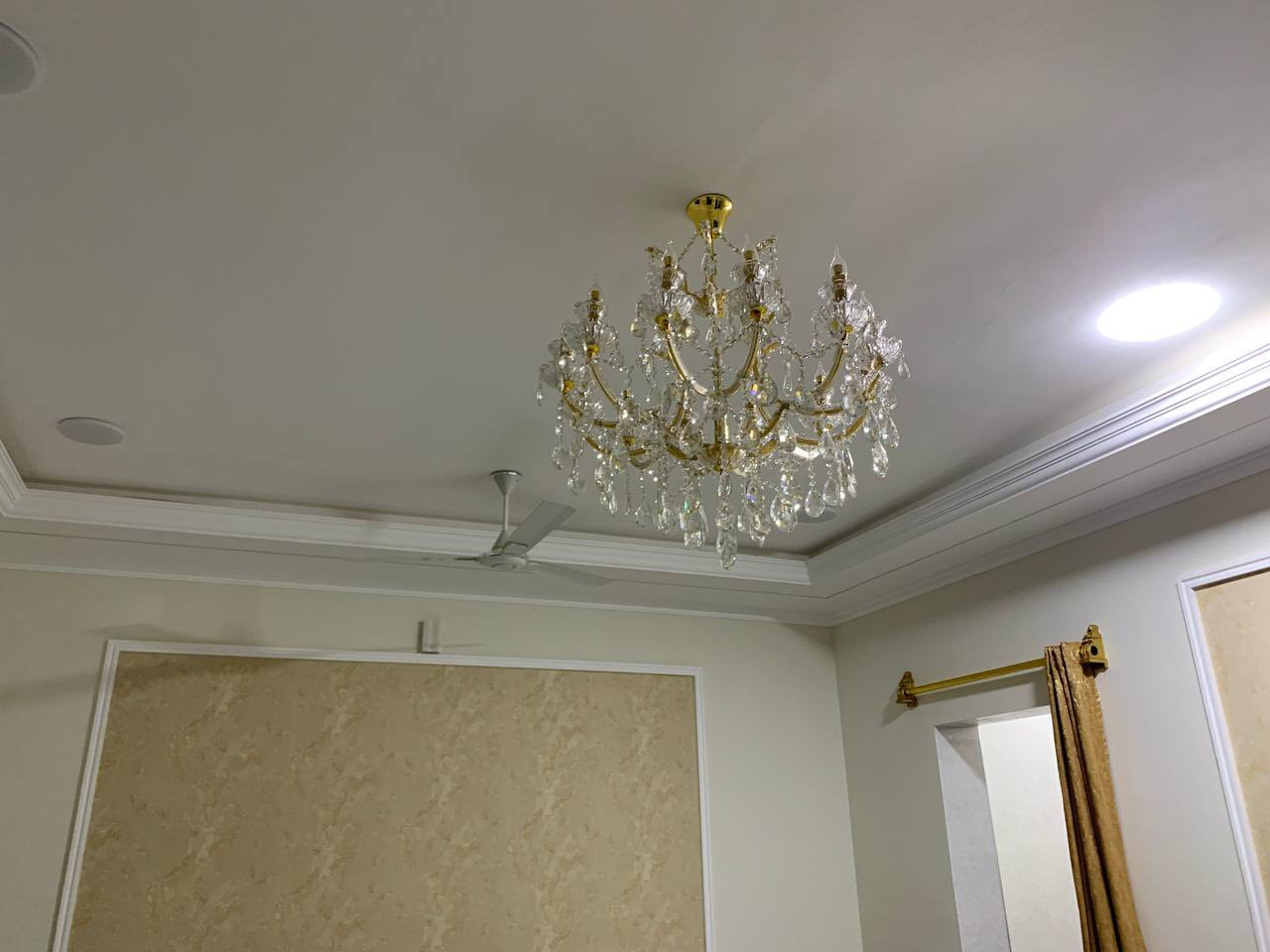 السلام عليكم
مشتمل طابق ثاني مساحه 150م بناء حديث 2025 يحتوي على غرفة نوم و صاله واستقبال ومطبخ وحمامين
الاثات يشمل :طقمين واحد بالصاله و واحد بالاستقبال إضافة إلى كاونتر وسبلت كنتوري 3 طن مع سبلت طن ونص انفيرتر مع فلتر تصفيه للتانكي ومنظومه تصفيه مياه.
الموقع 📍حي الضباط الثانيه خلف شارع جيش الشعبي
ملاحظه : المشتمل لا يؤجر إلا لعائلة صغيرة
لتواصل :*********** أتصال فقط.
