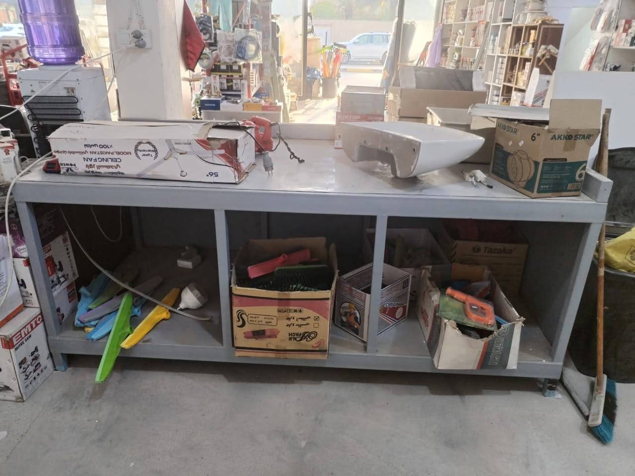 سلام عليكم ميز حديد ثقيل جدآ
القياس
العرض ١٠٠ سم
الطول ٢٢٥ سم
ازتفاع ٩٠ سم
حديد ثقيل جدا اتصل ع الرقم 
*********** او ***********
