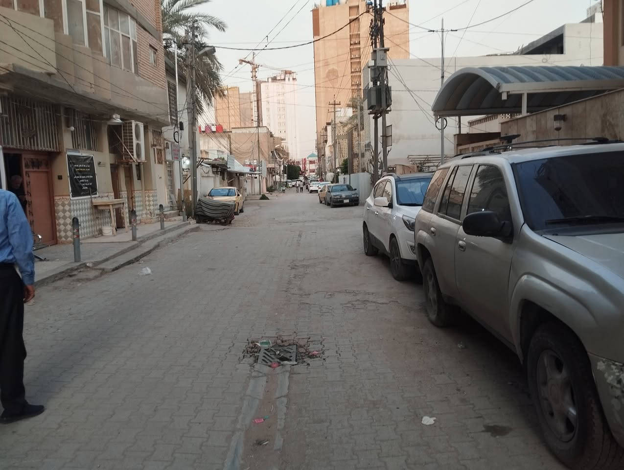 متوفر ٢٠٠ م وجه ١٠م عبارة عن  هيكل فندق  ٨ طوابق   خلف المكتبة المركزية عرض الشارع ١٢ متر  يبعد عن الراية ١٥٠ م  صب مسلح وتقطيع شغل شركة هندسية درجة اولى مصاعد عدد ٢ درج  عدد ٢ يحتاج تشطيب   سعر المتر ٥ مليون و٥٠٠ الف فقط وهذا فقط سعر  الارض والبناء هدية للمشتري 🙏 *********** والخاص مفتوح
