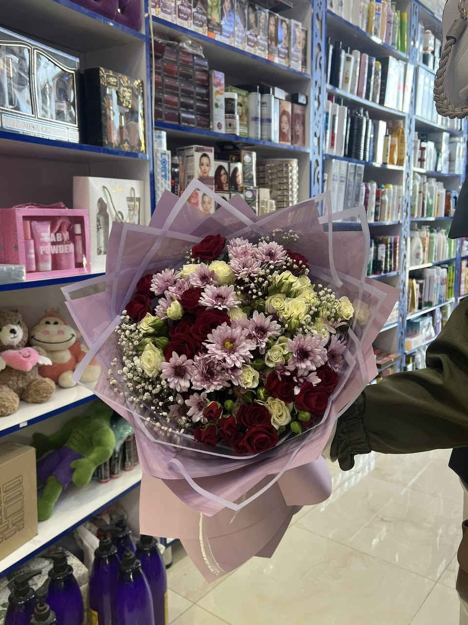 � ورد طبيعي وصناعي بأفخم التنسيقات 💖
للهدايا، المفاجآت، ولمسات العيد الحلوة 🌸
كل بوكيه معمول بذوق وحب ✨

🔥 والعروض مستمرة لفترة العيد
لا تفوتكم أجمل التفاصيل 🌷

📍حي الجمهوري — مجاور محل أبو هيثم
للطلب والاستفسار 👇🏻
0780 260 5282
