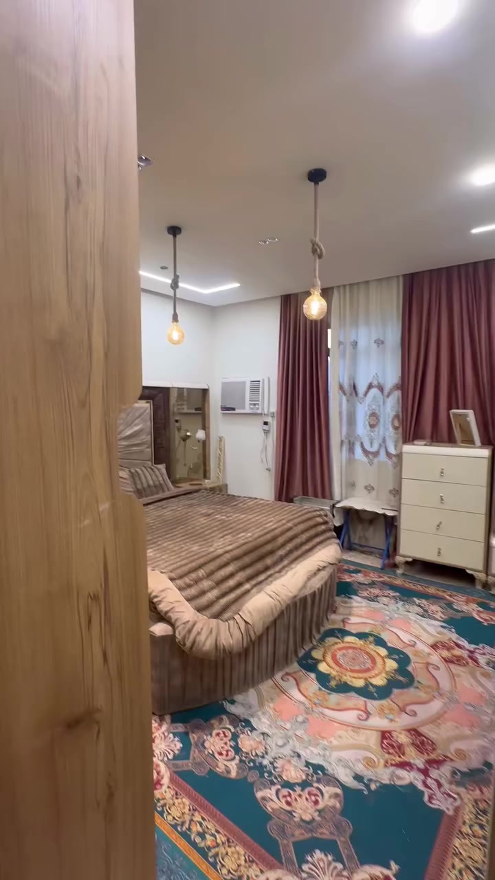 بيت للبيع حي العباس الفرع الثالث قرب البيت المثلث ويطلع علبارون البيت يحتوي على 4 غرف نوم وصالتين ومطبخ وثلاث صحيات ومنورين 
السعر 150 وبي مجال للعنده نقد بيع مستعجل
***********
بي واتساب
