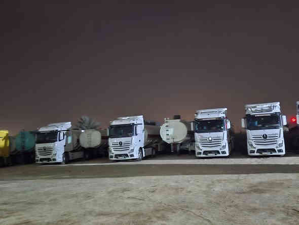 مارسيدس اكتروس وحش للبيع فول مواصفات كاميرا وحساس موديل 2016 موديل 2017 الحجم 1845  والحجم موجود 48-18 كاملات عل شغل تانكي حازم 2025 طوناج جيبي أس كامل عل شغل العدد سيارات6 يتواجد في معرض ابو قصي العسافي لتجاره السيارات العنوان الانبار الرمادي خمسة كيلو خط السريع الدولي رقم الهاتف ***********
