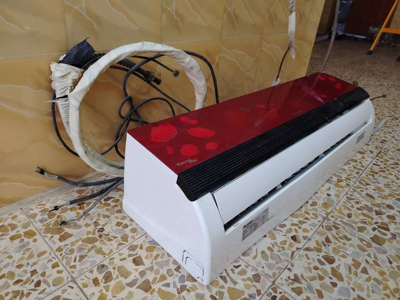 للبيع قطعة سبلت داخلية شغالة طنين رقم التواصل ***********
