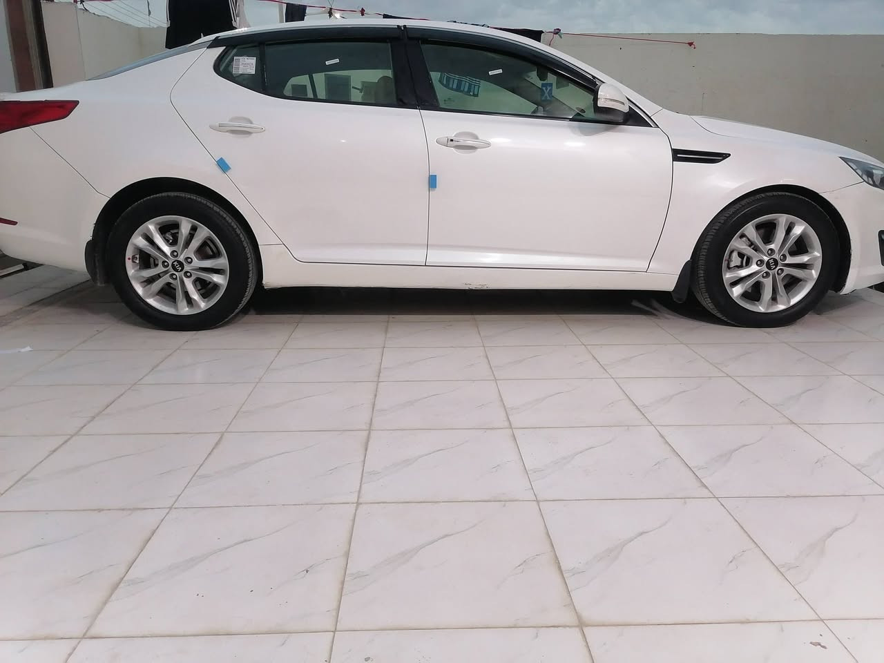 🚗 كيا أوبتيما خليجي 2013 (فوول مواصفات عدا البانوراما) للبيع
​الموديل: 2013
​المحرك: 2400 دوش (مكينة بلادية بحال الشركة، ما مفتوح بيها برغي).
​العداد (الممشى): 200 ألف كم.
​الرقم والسنوية: رقم بصرة باسمي، السنوية والهزة جديدة (كملتها قبل 20 يوم) وجاهزة، السنوية لغاية 2029.
​✨ المواصفات والكماليات:
​التشغيل والتحكم: بصمة تشغيل وأبواب.
​الشاشة والرؤية: كاميرا خلفية مع حساسات خلفية.
​المرايا: مري شفط (طوي كهربائي).
​الإضاءة: لد (LED) أمامي نهار بلادي.
​التبريد: قطعتين (أمامية وخلفية) 
​القطع الخارجية: دبل كزوز، ويدات الأبواب نيكل.
​الداخلية والمقاعد: كشنات جلد كهربائية، مع دواخل صاج مميزة.
​🛠️ حالة السيارة والجاهزية:
​البودي (الشرط): مكفولة من الصبغ والتبديل بالكامل، حتى الدعاميات بلادية، بيها فقط بارد بسيط جداً بالهلال.
​الادامة والجاهزية: السيارة جديدة وجاهزة من كلشي (حدادية جديدة، باتري جديد)، وما تحتاج أي مصاريف.
​💰 السعر وتفاصيل الاتصال:
​السعر: خاص  اتصل على رقم الهاتف ***********
​الموقع: ذي قار - ناحية المنار
