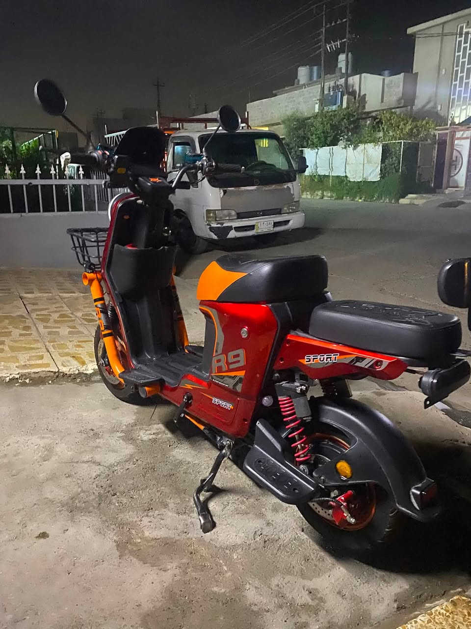 الـسلام عليكم  دراجه للبيع 🔥
R9 .2025 
دراجه شرط من تاية للتايـة 
ملف شـرط 
عقـل شرط 
بـطاريات شرط 
خمس بطـاريات دبـل 🔥
زيلون عالي ناصي كله شغال 
دبل اشارة 
السعر ٤٠٠ وبـيها مجال بسيـط🔥🔥 
مكاني الايسر موصل ***********
متوفر واتساب
