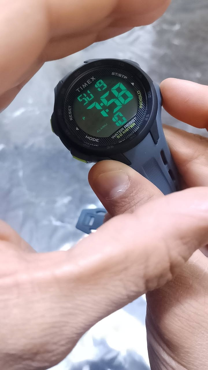 تايمكس إسنشال ديجيتال إنديغلو سبورتس كرونو الجديدة
•جديد مع العلبة والملحقات
مواصفاتها الرئيسية ما يلي: 
التصميم والمواد:
هيكل من الراتنج  بقطر 45 ملم.
سوار راتنج قابل للتعديل بعرض 20 ملم.
عدسة أكريليك مقاومة للخدوش.
الوظائف والميزات:
شاشة عرض رقمية.
إضاءة ليلية Indiglo لتوضيح الرؤية في الإضاءة المنخفضة.
كرونوغراف (ساعة إيقاف) بدقة 1/100 ثانية.
منبه يومي.
عرض التوقيت العسكري (24 ساعة).
منطقتان زمنيتان.
تقويم يعرض اليوم والتاريخ والشهر.
مقاومة الماء:
مقاومة للماء حتى عمق 50 مترًا،


**إذا كنت صاحب هذا الإعلان وتريد حذفه لأي سبب، رجاءا أرسل رسالة إلى الدعم الفني**