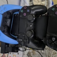 3 جوستكات 2 مال ps4 وحده مال ps5 مع ubs للبيع كلهن شغالات ع فحص  مكاني...