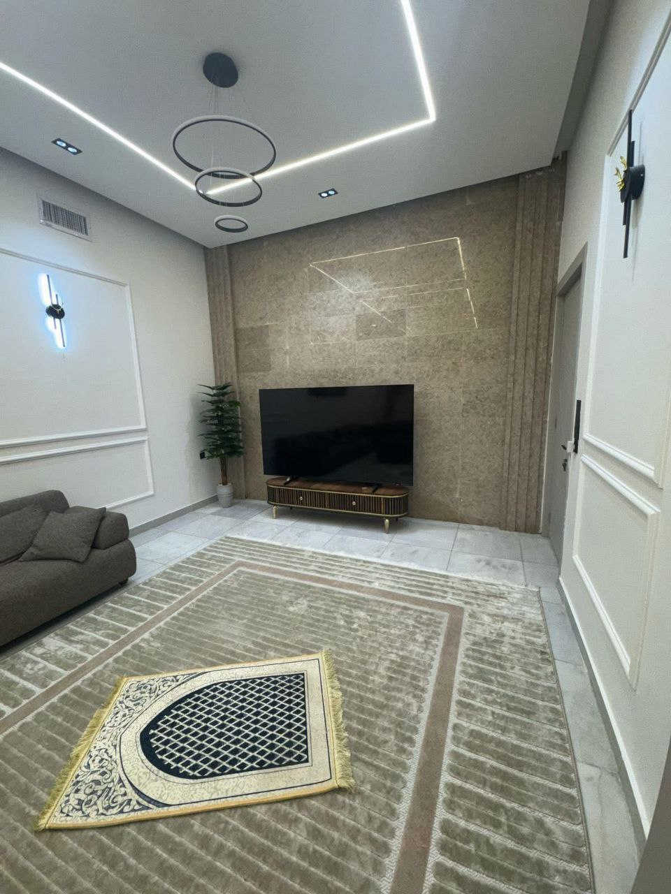 للبيع دار سكن بناء حديث درجة اولى 🏦

المساحة 300م 📏 واجهة 10 * نزال 30

📍 زيونة محلة 716 موقع سكني هادئ ومميز

يحتوي الطابق الأرضي على (كراج وحديقة ومطبخ حار/بارد واستقبال حولي كبير وغرفتين ماستر وخدمات) اما الطابق الاول (4 غرف ماستر وحولي وخدمات)

لمزيد من الاستفسارات مراسلة الصفحة او التواصل على الرقم الآتي:

☎️ *********** / شركة الجوهرة 💎

او زيارة موقع الشركة الكائن في:

📍 زيونة - محلة 710 - شارع القاعة الملكية - مقابل جسر الأمانة

🔍الشركة مجازة رسمياً من غرفة تجارة بغداد - إستثمر بأمان 🔎

📝 نستقبل كافة طلباتكم وعروضكم وعلى مدار الساعة ⏱️

"اتصل بالجوهرة والي تريده تبشره"💎
