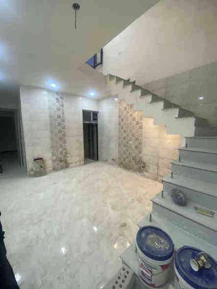 سلام عليكم مشتمل مساحة ١٠٠ م زراعي سند ٢٥ ملك صرف بناء طابوك درجة اولة طابقين غرف عدد ٣ خدمات ٢ مدخلين بناء فول مودرن باب قاصة بيبان شبابيج الأمنيوم كافت الخدمات مي مجاري كهرباء شارع عرض ٩ م قرب تبليط 
الاستفسار اتصال ***********
