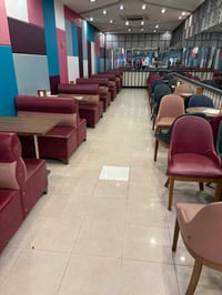 للبيع؛ طاولات دائرية عدد ٨ مع كراسي عدد ٣٢ طاولات مستطيلة عدد ٧ مع قنف...