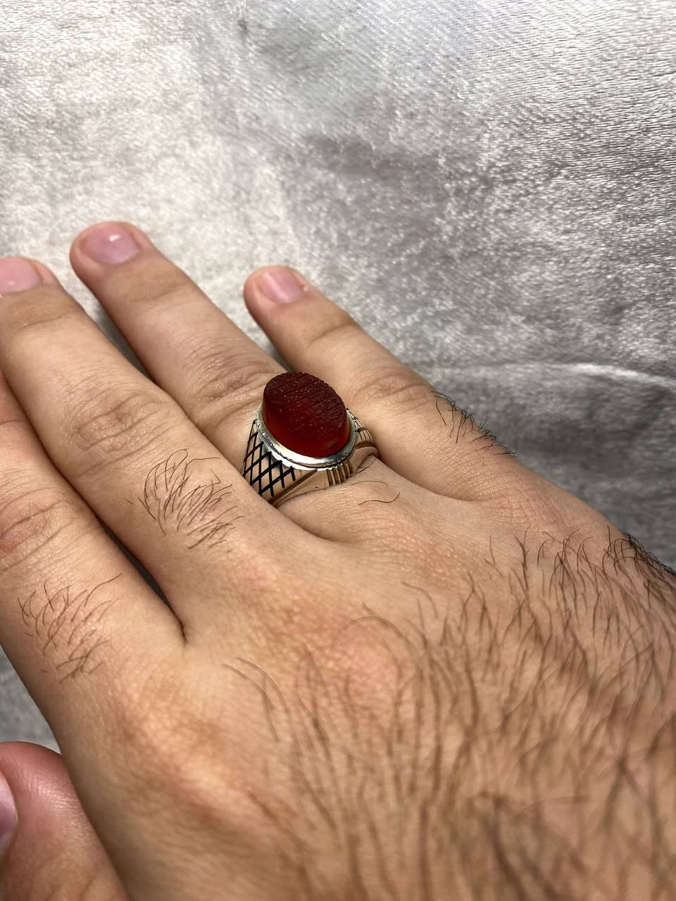 اللهم صل على محمد وآل محمد
خاتم من العقيق اليماني لون احمر 
طبيعي غير معالج خام جميل جداً 
مقاس الخاتم 23 مقاس الحجرة 15 ملم 

مخطوط الاية الكريمة ﴿ اللَّهُ لَا إِلَهَ إِلَّا هُوَ الْحَيُّ الْقَيُّومُ لَا تَأْخُذُهُ سِنَةٌ وَلَا نَوْمٌ لَهُ مَا فِي السَّمَاوَاتِ وَمَا فِي الْأَرْضِ مَنْ ذَا الَّذِي يَشْفَعُ عِنْدَهُ إِلَّا بِإِذْنِهِ يَعْلَمُ مَا بَيْنَ أَيْدِيهِمْ وَمَا خَلْفَهُمْ وَلَا يُحِيطُونَ بِشَيْءٍ مِنْ عِلْمِهِ إِلَّا بِمَا شَاءَ وَسِعَ كُرْسِيُّهُ السَّمَاوَاتِ وَالْأَرْضَ وَلاَ يَؤُودُهُ حِفْظُهُمَا وَهُوَ الْعَلِيُّ الْعَظِيمُ ﴾ ( الكرسي ) كاملة 

بخط الاستاذ ✍️ (عرفانيان) من تلاميذ الاستاذ (عباس ظابطي)
ملاحظة مهمة : ( السعر غير مناسب 🤍 ) 

للاستفسار خاص او واتساب *********** 
توصيل جميع محافظات العراق 🚘
