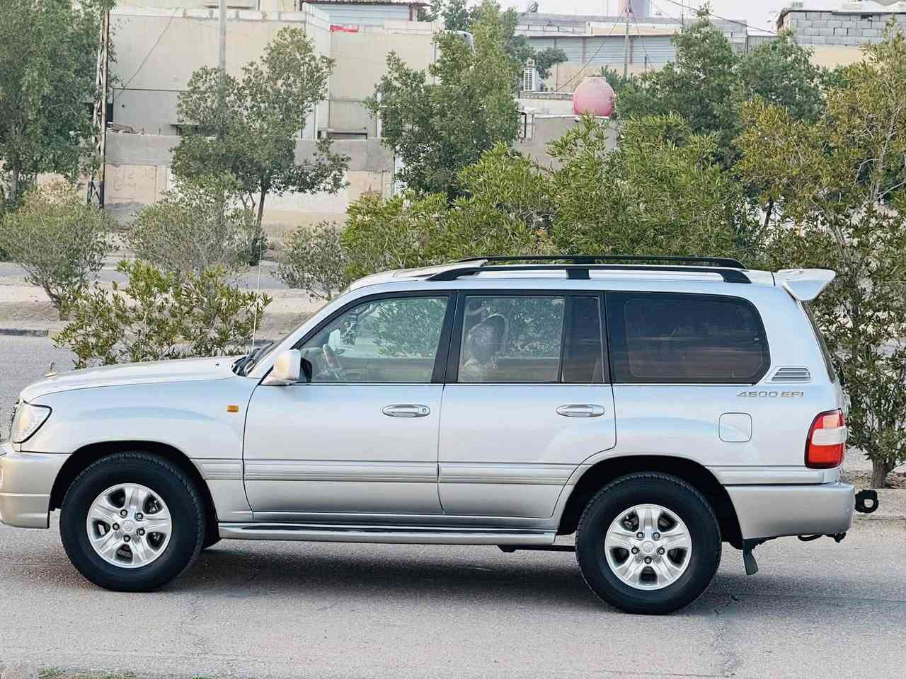 #بيع_مناسب
سلام عليكم تيوتا لانكروز 2007 فول مواصفات 1/1 خليجي الكويتي
مكفوله كافه الاصواليات والضربه فقط رش بنيد وجاملغ طخه بسيطه جدا بدون اي ضرر داخلي سياره جديدا معنى الكلمه  داخل عسلي صاج  ثلاجه داخليه 7راكب 3قطع تبريد ثلج شاشه كامره زراكات لايت رقم بصره الدولي سنويه وهزه 2031 جاهزه مكينه وكير وحداديه وتخم تاير اي نقص مابيه 
دبل تانكي منضومه غاز  تعمل السياره بالغاز والبانزين  عنواني البصره الاستسفسار ***********

سعرها مناسب بالعافية علياخذها
لمعرفه السعر سوي تعليق على سوق بغداد أون لاين ـــــــ Baghdad Market Online
