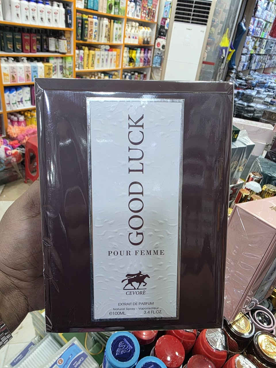 عطر Good Luck Pink (كود لاك بينك) من إصدارات شركة سيفور (Cevore). هذا العطر مخصص للنساء ويأتي بتركيز "Extraît de Parfum" بحجم 100 مل
الإفتتاحية: مزيج من الفاوانيا، الحمضيات، والمندرين.
قلب العطر: الورد.
القاعدة: خشب الصندل
متوفر لدى كوزمتك زيد العاني
الرمادي _شارع الاطباء _فرع الشورجه
يوجد خدمه توصيل لجميع المحافظات***********

