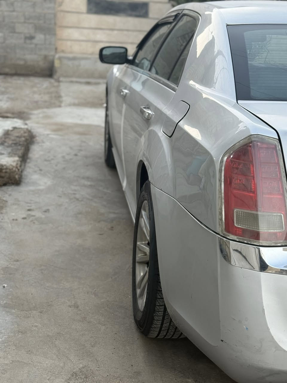 سلام عليكم كرايزر 2012 بسمي بدون حادث اهناء صار بيه جاملغ الخلفي بس الهلال يعني  مواصفات شاشه جبيره كير موس وبعد معروفه داخل صاج تخم تاير حداديه جديده ما عده الدبل المامي بغداد طالبيه ***********السعر ١٦٥ وبيه مجال قليل
