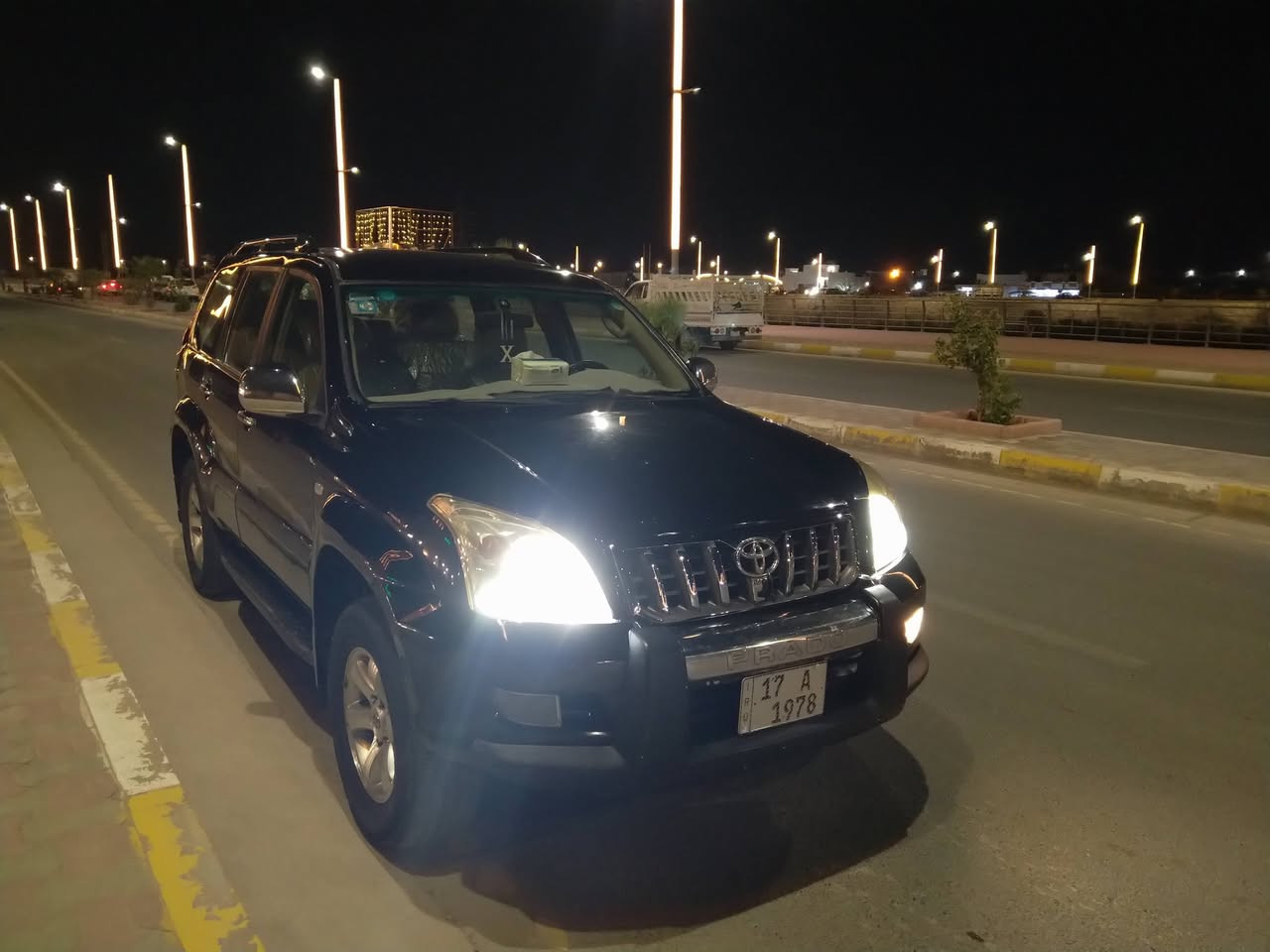 السلام عليكم.    للبيع او المراوس حسب القناعه تيوتا برادو مويل 2007
رقم مثنى دولي سنويه مجدده شرط تحويل مباشر 
مصبوغه عام 
محرك 6 سلندر كير اوتماتيك دفع رباعي 
7  راكب 
تخم تاير ويل كب 
داخل جديد  كهربائيات كلها شغاله 
سنتر لوك 
لايت زنون 
شاشات بالتچاوي 
صدر جديد 
سياره جاهزه ومال جناي 
العنوان.   الرمادي الصوفيه للاستفسار هاتف ***********
