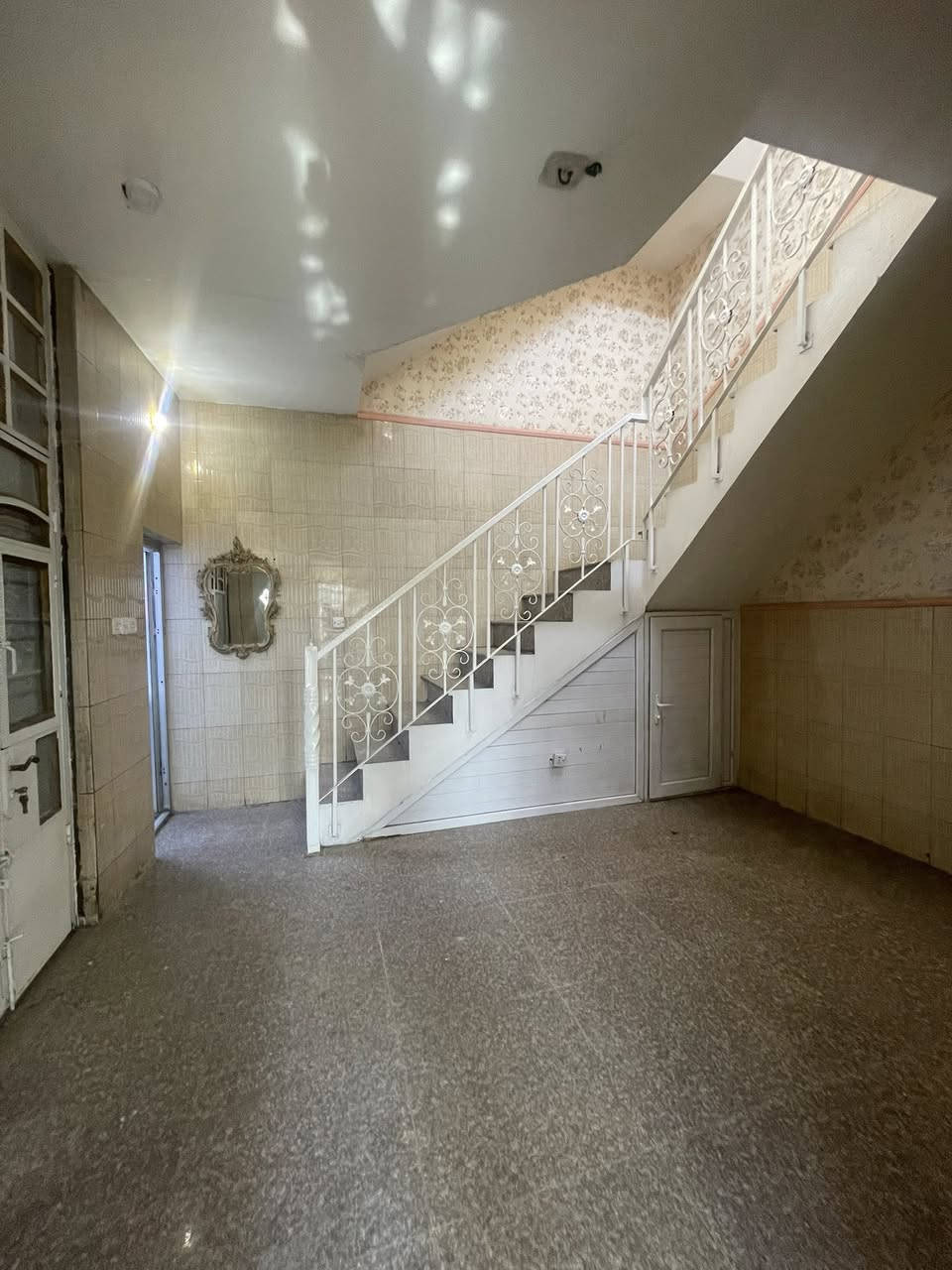 للايجار في السيديه
بيت 100 م طابقين نضيف جدا مدخلين

يحتوي ع غرفتين نوم وصاله ومطبخ وخدمات

وكراج - شارع 30 م الضباط

تجاري او سكني 

السعر (مليون غير قابل للتفاوض ) 

للاستفسار اكثر الاتصال على الارقام التاليه ؛.

***********

***********

او زياره موقع الشركة 📍

السيدية الضباط مجاور افران الزيتون 2 

#شركه_الاعمار_الهندسي_للاستثمار_والتطوير_العقاري.#
