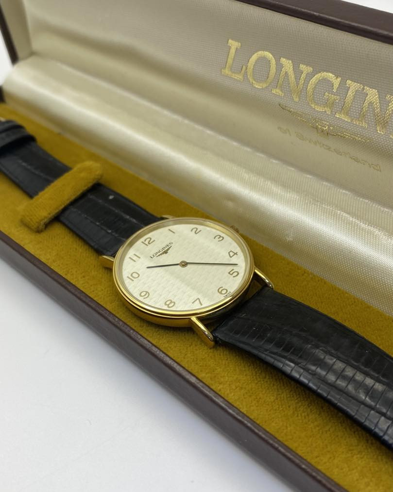 LONGINES 
شُبه لوك غير مُستخدم 
مُخزن بالستيكر 
مينا مُميزة جدًا 
قشطة كوارتز 
قطر ٣٣ 
اساسية بالكامل بالعلبة الاصلية 

#longines #siwssmade


**إذا كنت صاحب هذا الإعلان وتريد حذفه لأي سبب، رجاءا أرسل رسالة إلى الدعم الفني**