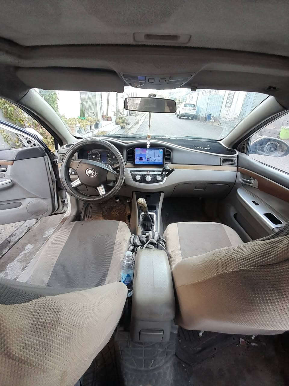 ليفان 2013 حجم 620 كير عادي رقم بغداد سنويه منتهيه مال مصرف وماندل راعيها ماعليها حجز بالشارع فقط حجزها بالمصرف موجوده بالنجف جاهزه من كير محرك وتبريد سعرها 25 وبيها مجال   ***********
