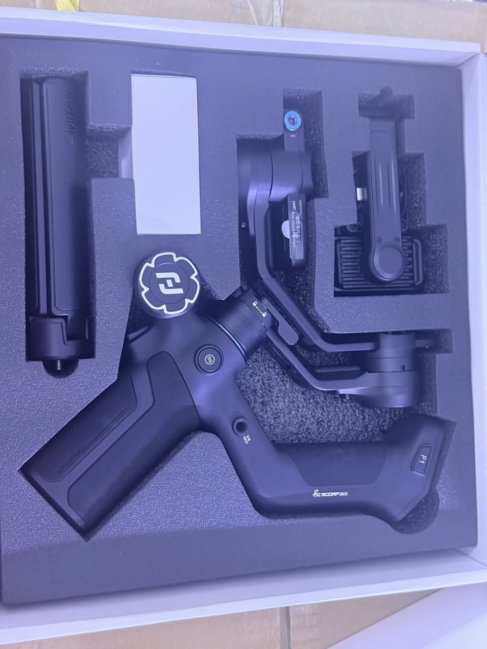 FeiyuTech SCORP Mini 3 Kit، هو مثبت جيمبال (Gimbal) ثلاثي المحاور مصمم للهواتف الذكية وكاميرات الحركة والكاميرات عديمة المرآة. 
التقنية وميزات الذكاء الاصطناعي: يتميز بوحدة تتبع بالذكاء الاصطناعي مدمجة (AI Tracking 4.0) تتيح تتبع الأهداف بحركات بسيطة دون الحاجة إلى تطبيق خارجي، وتصل مسافة التتبع إلى 18 متراً. 
تصميم مريح وشاشة: يأتي بمقبض مريح لتصوير الزوايا المنخفضة والعالية، وشاشة لمس عالية الدقة بحجم 1.3 بوصة لإعدادات سريعة وسهلة. 
التوافق والتبريد: يدعم حمولة تصل إلى 2 كجم، ويحتوي على مروحة تبريد مدمجة لمنع ارتفاع درجة حرارة الهاتف الذكي أثناء التصوير لفترات طويلة. 
البطارية والتحكم: توفر البطارية وقت تشغيل يصل إلى 14 ساعة، ويحتوي على عجلة تحكم سحرية للتحكم الدقيق في دوران المحاور والزووم.  

السعر مع التوصيل.  ٢٣٠ الف


**إذا كنت صاحب هذا الإعلان وتريد حذفه لأي سبب، رجاءا أرسل رسالة إلى الدعم الفني**