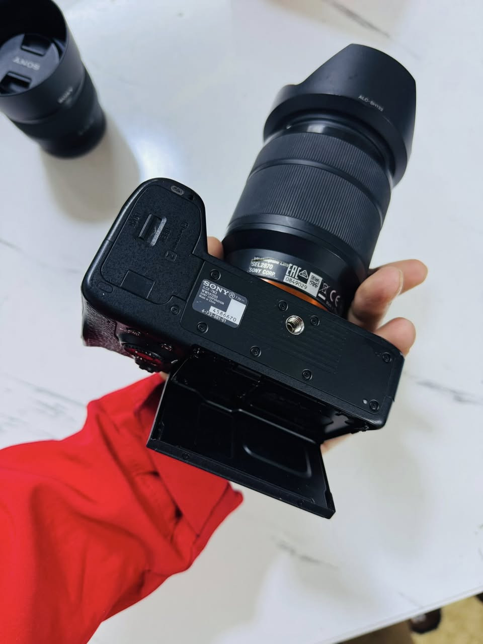 للبيع "وحش" السوني Sony a7III - ملكة التصوير الفوتوغرافي والفيديو
Sony a7III (Body) الغنية عن التعريف، المعروفة بأدائها الجبار في الإضاءة المنخفضة وسرعة الفوكس الخيالية.
• أهم المواصفات:
• سنسور Full-Frame بدقة 24.2 ميجا بيكسل.
• نظام فوكس 693 نقطة (صعب جداً تضيع اللقطة).
• تصوير فيديو بدقة 4K HDR.
• بطارية من نوع Z تدوم طويلاً جداً.
• مانع اهتزاز داخلي خماسي المحاور (5-axis stabilization).
.حالة كامرة نظيفة جدا نظافتها 97%
.مع عدسة 28-70 مميزة جدا  فتحة عدسة 3,5
.وعدسة 50 بوترية قوية جدا 1.8 جديدة 100%
.وسماعة من شركة كودكس wec kit 1 الاحترافية 

***********
سعر راسلني خاص حبيبي 🤍
